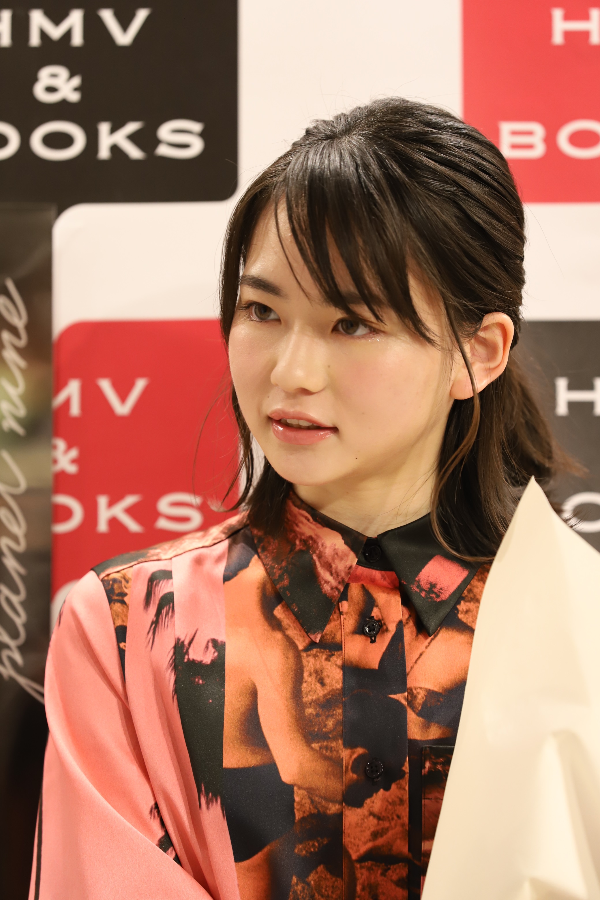 透明感の暴力 山田杏奈ファースト写真集の重版が決定 これからの自信になりました Entertainment News Network